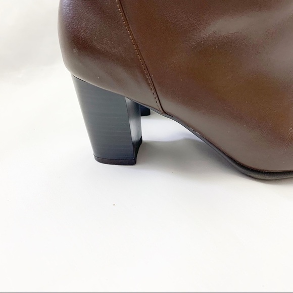 Nine & CO Women’s Brown Leather upper Ankle Bootie Size. 2 1/2 “ heel.  Good Con - Picture 4 of 9